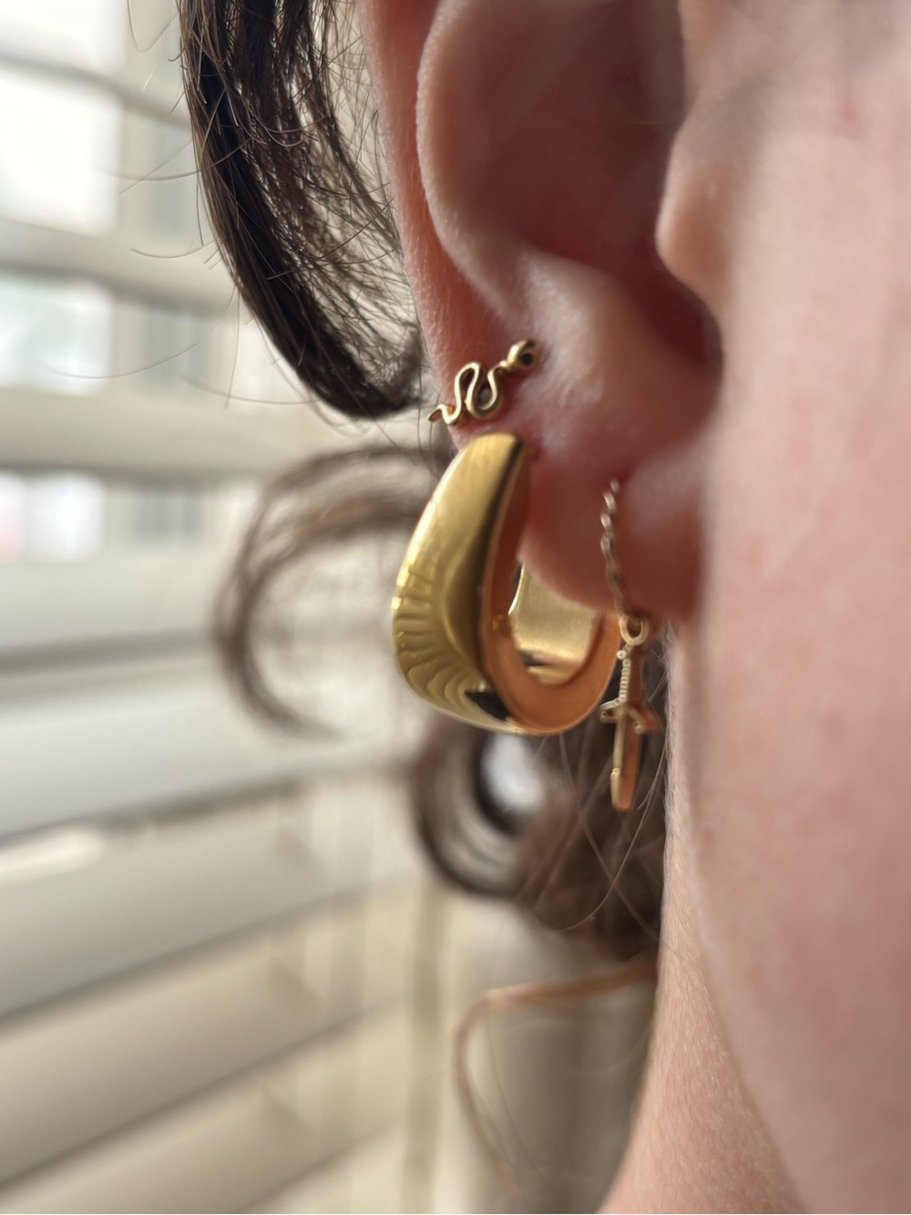 Beautiful 14K Yellow Gold Chunky Graduated Hoops
